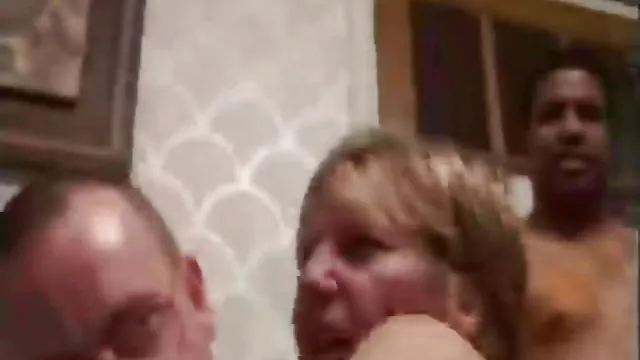 XXX bez rejestracji Łysy mężczyzna dominuje boks na ringu sex dojrzale mamy